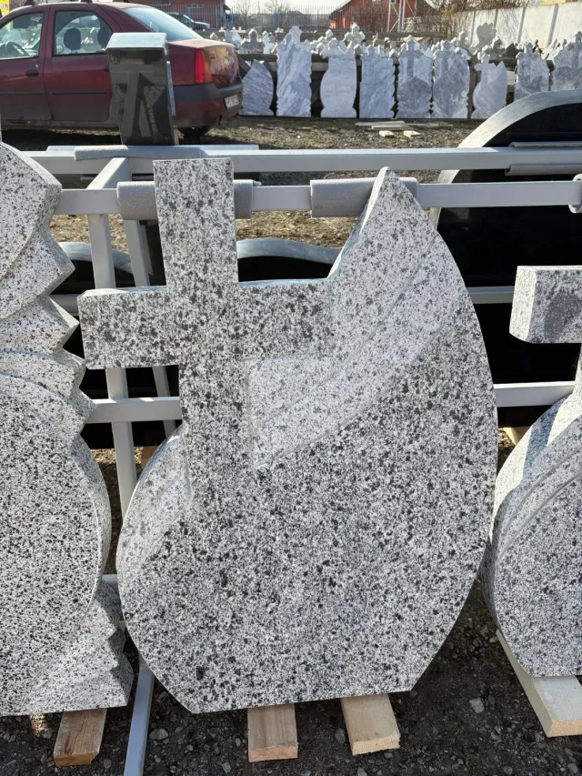 Cruce funerara granit gri GG2 cu postament si vaze