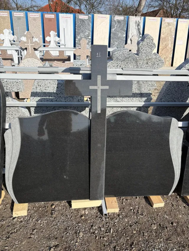 Cruce funerara granit negru GN1 tripla cu postament
